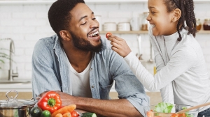 Hombre e hijo comiendo juntos una comida saludable